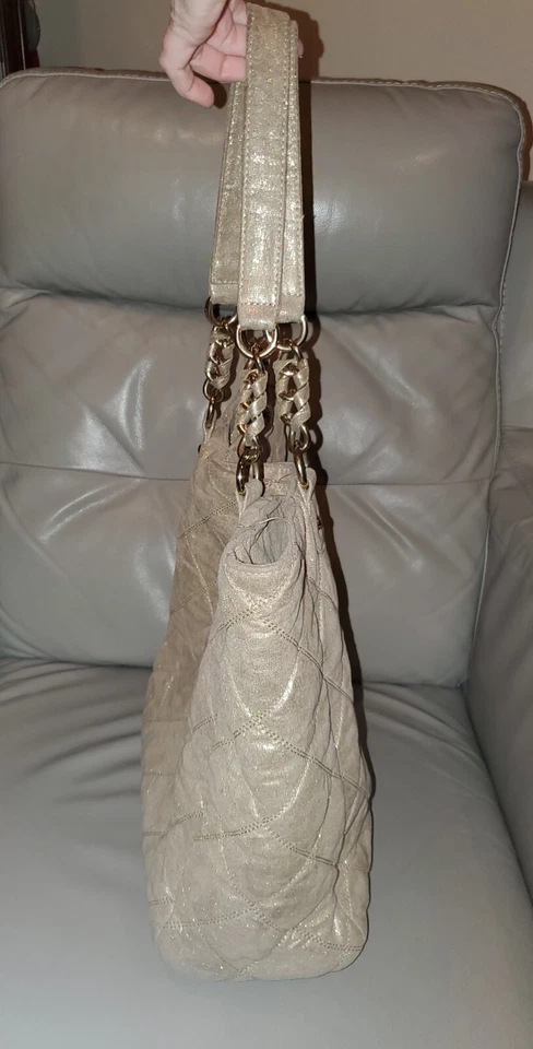 Bolso de hombro grande acolchado Deux Lux forrado en tela metálica dorada Foto 4 de 4