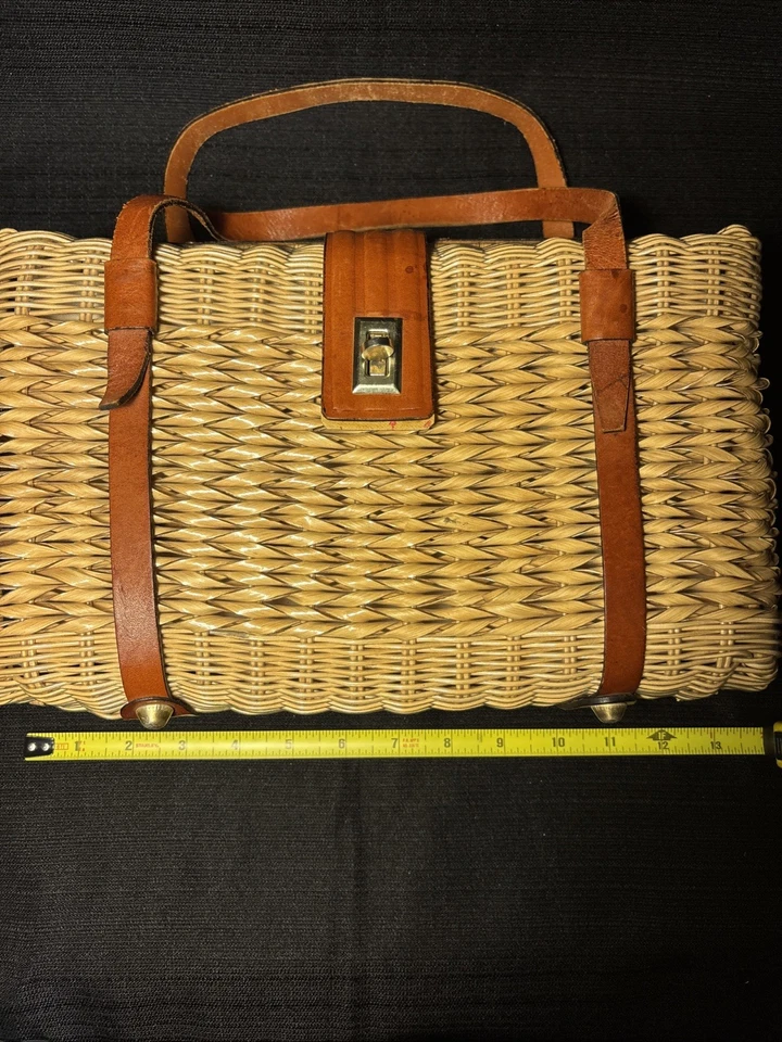 Cartera/bolso de mano vintage años 60 Hong Kong de mimbre y cuero con asa tejida Foto 4 de 4