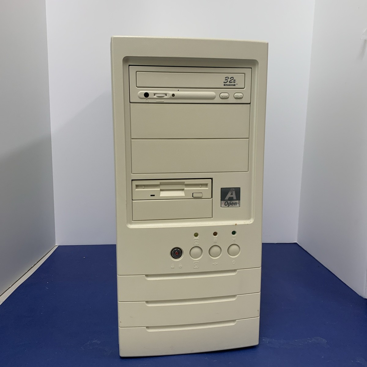 VINTAGE CUSTOM BUILD DESKTOP COMPUTER - W/KEYBOARD, MOUSE, CORD