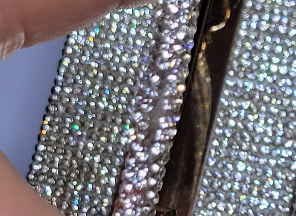 Cartera sin asas Queen of Hearts color plata brillante con correa de caída de 6" ¡LEER! Foto 3 de 4