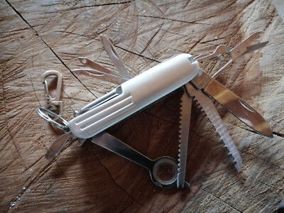 Multitool von TCM mit Schere, Lupe, Säge, Klinge, Angelwerkzeugen u.v.m.