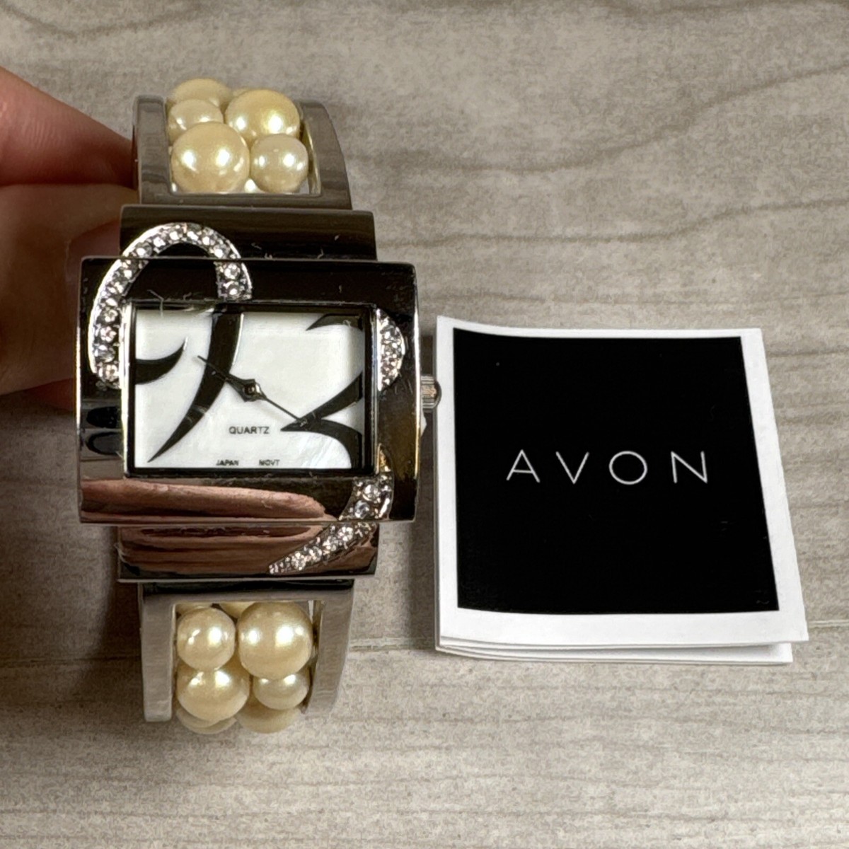 AVON VINTAGE 90\'S PEARL CUFF BRACELET WRISTWATCH QUARTZ. Avon Vintage 90s Pearl Cuff Bracelet Wristwatch Watch Quartz  main image 3