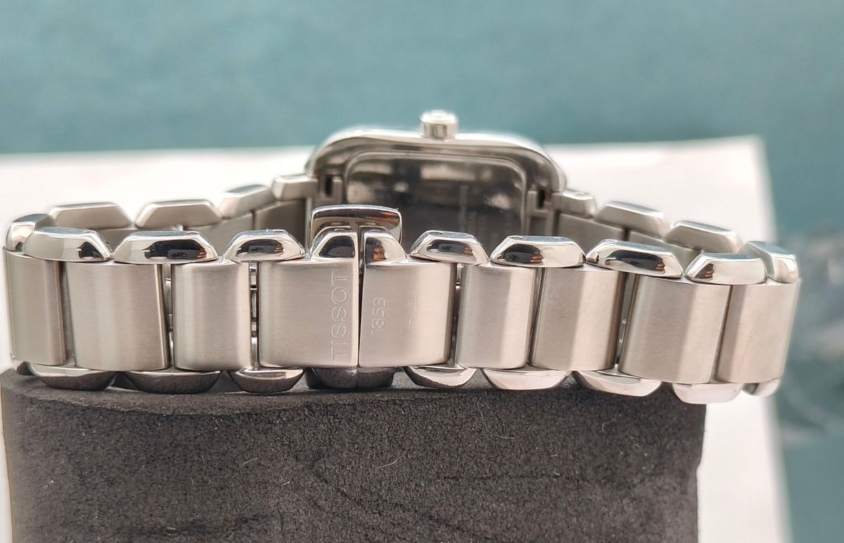 TISSOT 1853 QUARTZ Ref. L750/850 STEEL SAPPHIRE CRYSTAL LADIES SWISS 24mm WATCH 894dfeff-745c-4d41-9a3c-  main image 4