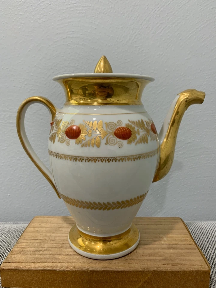 Antigua tetera francesa de porcelana antigua de París con decoración floral roja y dorada Foto 3 de 4