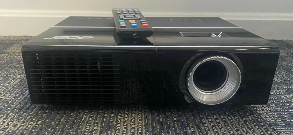 Acer P1273 3000 lumen HDMI/ VGA projector w/ remote and case - Image 2 of 4