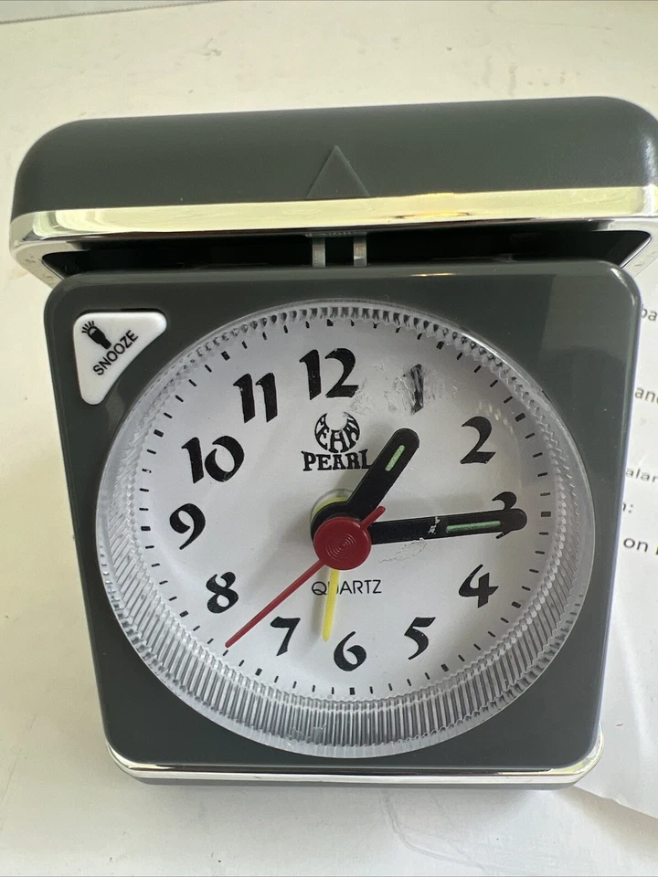 Reloj despertador de viaje Pearl alimentado por batería gris ligero Foto 4 de 4