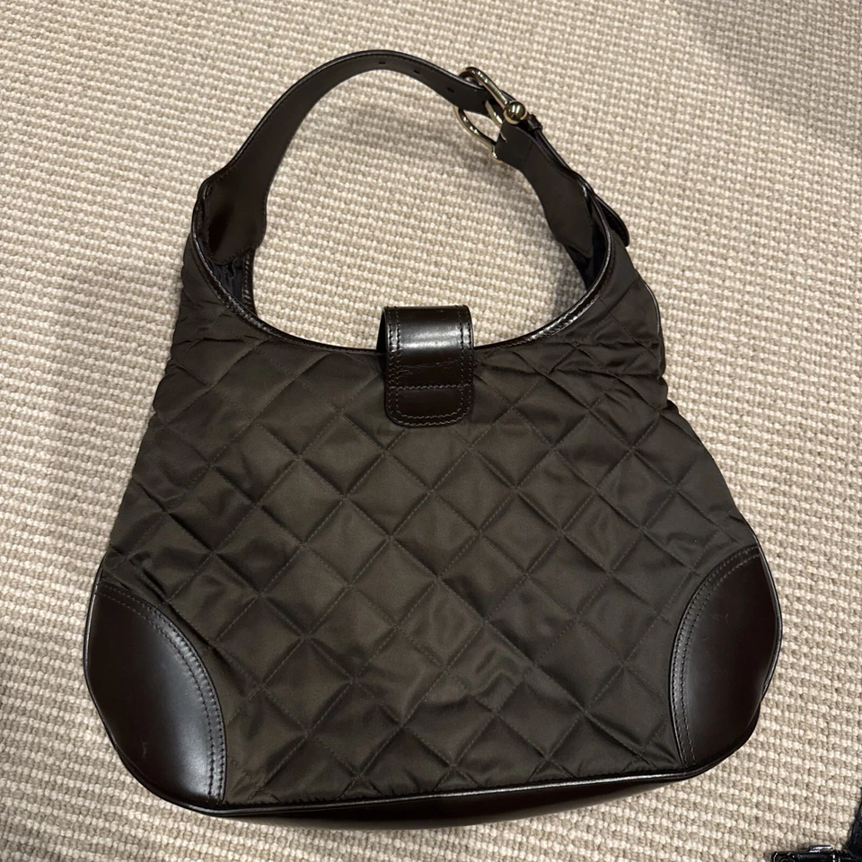 Bolso hobo Brook de nailon acolchado marrón Burberry Foto 4 de 4