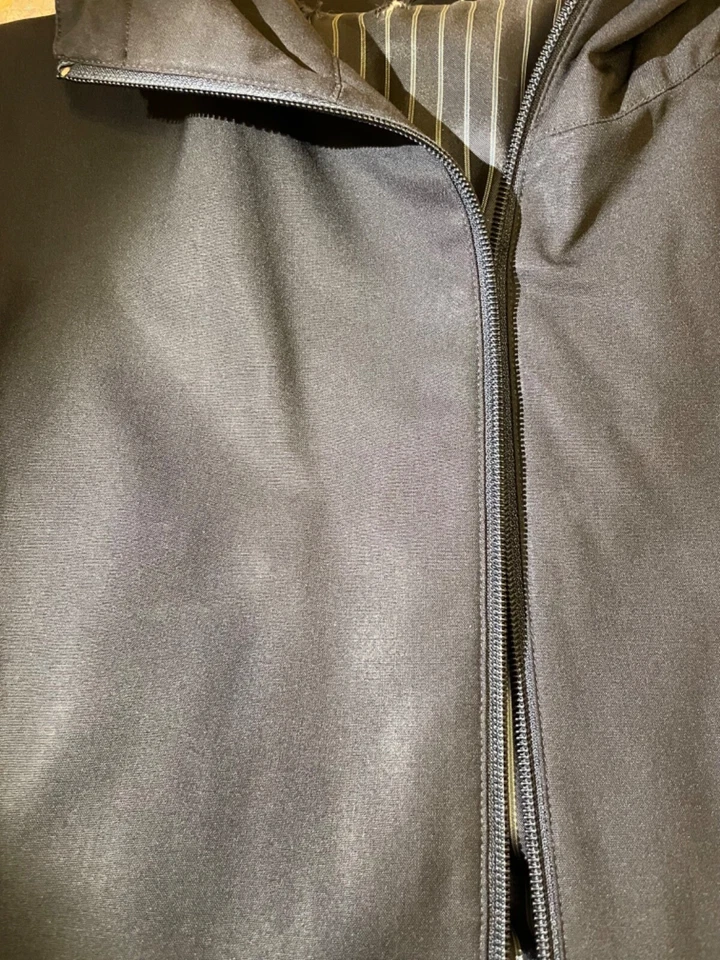 Jaqueta de lã preta Armani Collezioni Loro Piana Storm System com capuz 46 Thrashed - Imagem 4 de 4