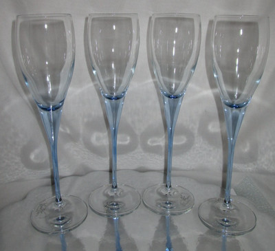 Vtg   lot of 4 Le Gocce Italy Azure Blue Color Glass Champagne Flute Goblets oz