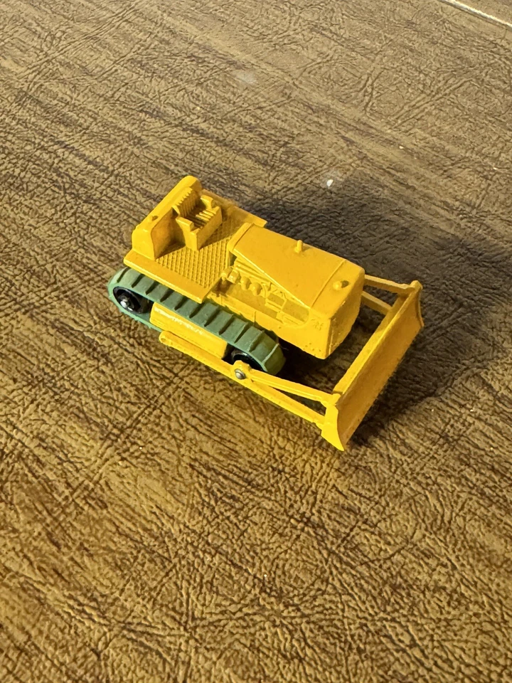 Matchbox 1961 Caterpillar Bulldozer MB 18 with Box. Tracks Frozen Don’t Move. - Image 3 of 4