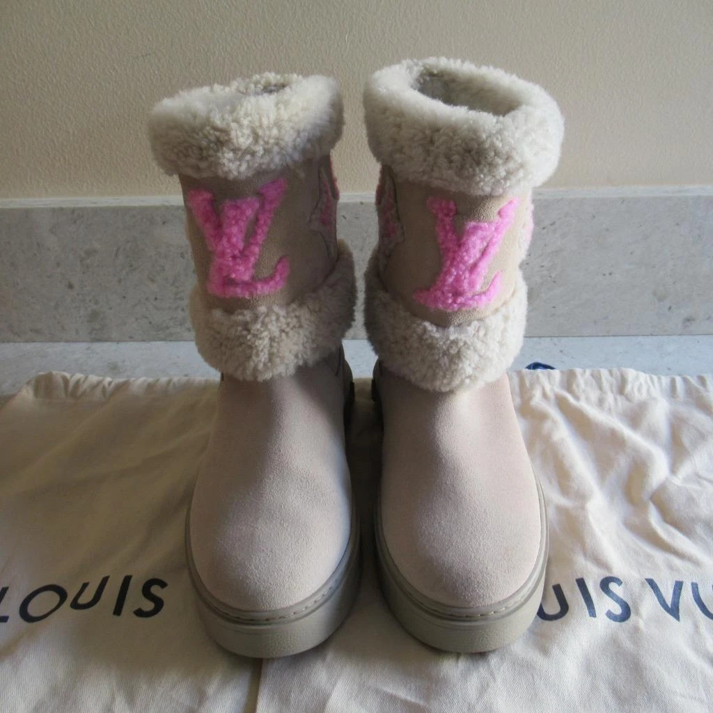 Shop Louis Vuitton Casual Style Shearling Logo Boots Boots by RinCo