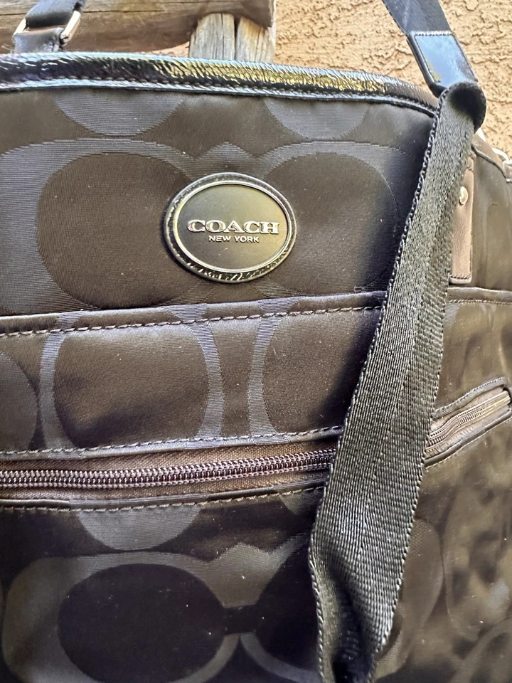 Bolsa de bebê preta autêntica Coach Fralda - Imagem 3 de 4