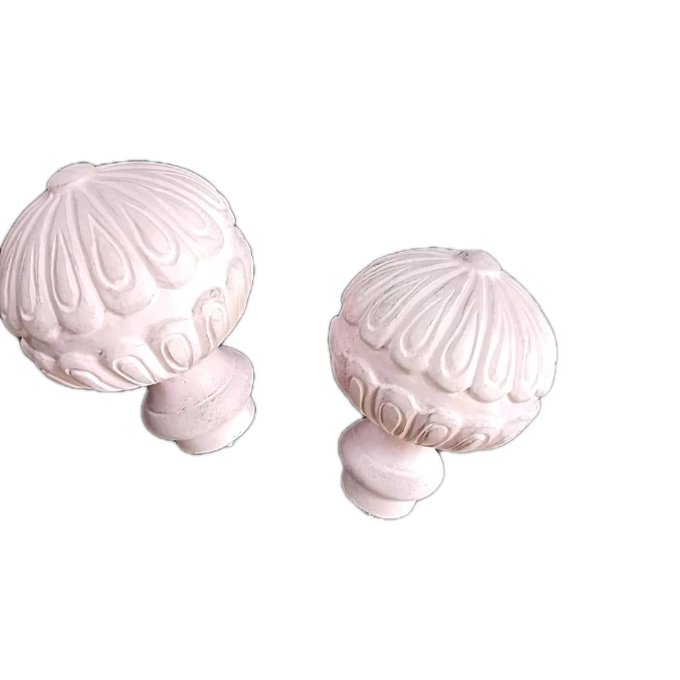 Juego de 2 remates de madera tallada Pottery Barn Kids Sommerset Embouts Foto 4 de 4