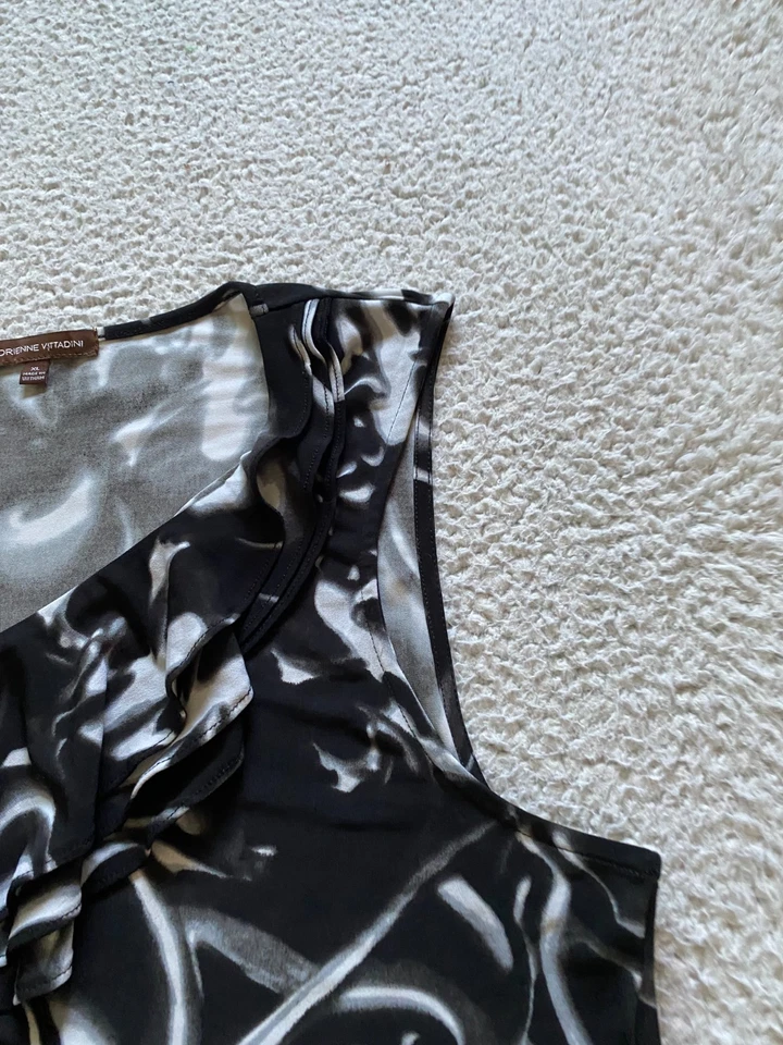 Camiseta sin mangas Adrienne Vittadini para mujer geométrica sin mangas con volantes negra talla XL Foto 3 de 4