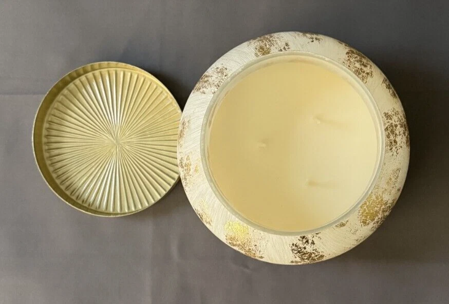 全新 Capri Blue Glimmer Jumbo 签名罐 香味蜡烛 金色和白色玻璃 — 第 4/4 张图片