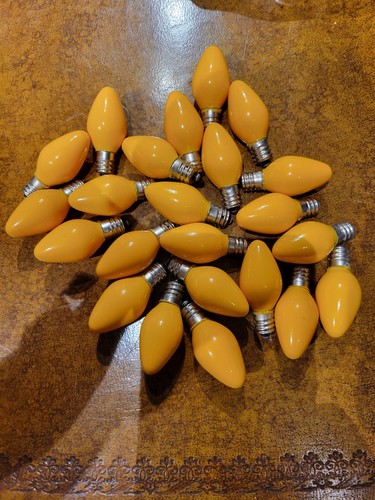 LOT of 23 vintage CHRISTMAS LIGHT BULBS C7 C-7 Yellow. - Picture 2 of 2