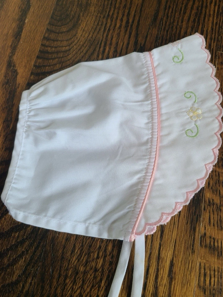 Sombrero gorro bebé bordado vintage infantil blanco y rosa con flores Foto 2 de 4