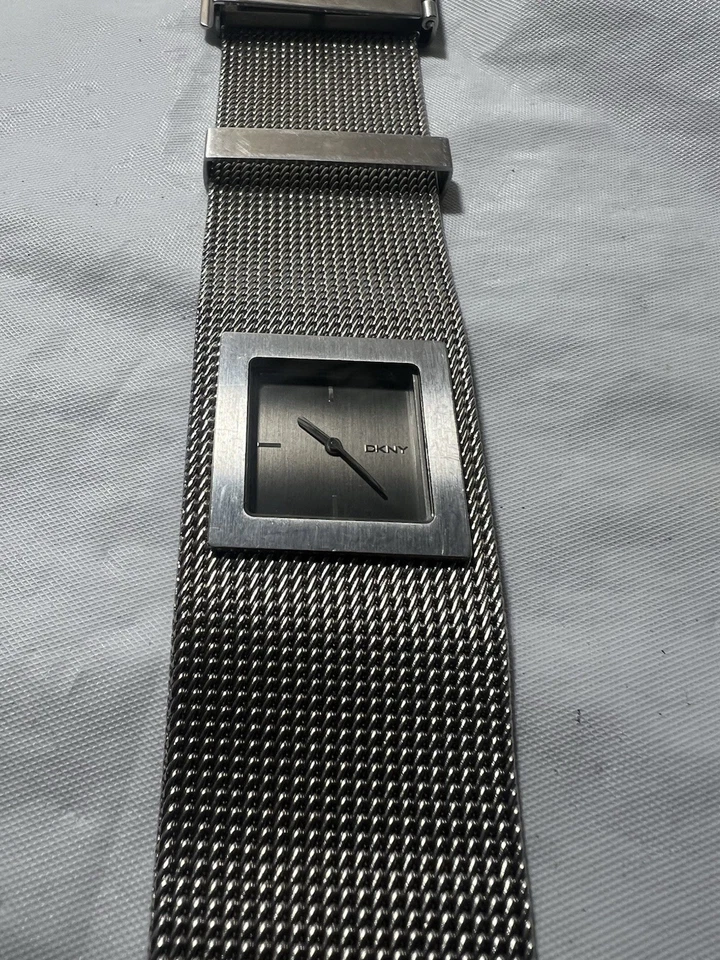 DKNY classic, all stainless steel,NY-4018,3 ATM, unisex watch,very Clean,30mm Ca - Image 3 of 4