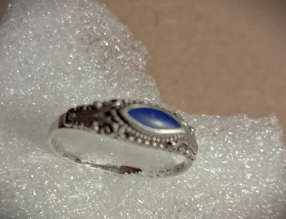 Ladies ring Size 9. Lapis and 925 silver. Very dainty. - Image 2 of 4