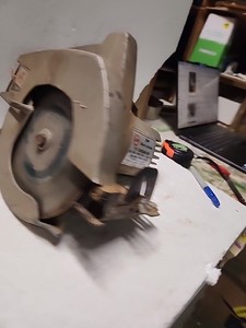 (509)  Vintage Black And Decker   7 1/4 inch 7301 Circular Saw. Runs Fine.