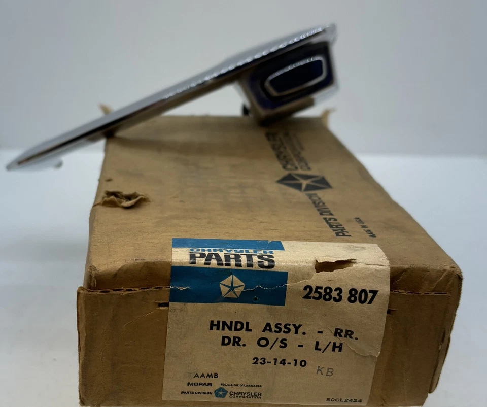 Manija de puerta exterior trasera izquierda Plymouth Valiant Dodge Dart 1967-1968 2583807 nuevo de lote original Foto 2 de 4