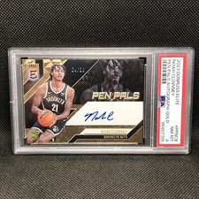 PSA 8 - Noah Clowney 04/10 GOLD PEN PALS On-Card RC Auto 2023-24 Elite #PP-NCB
