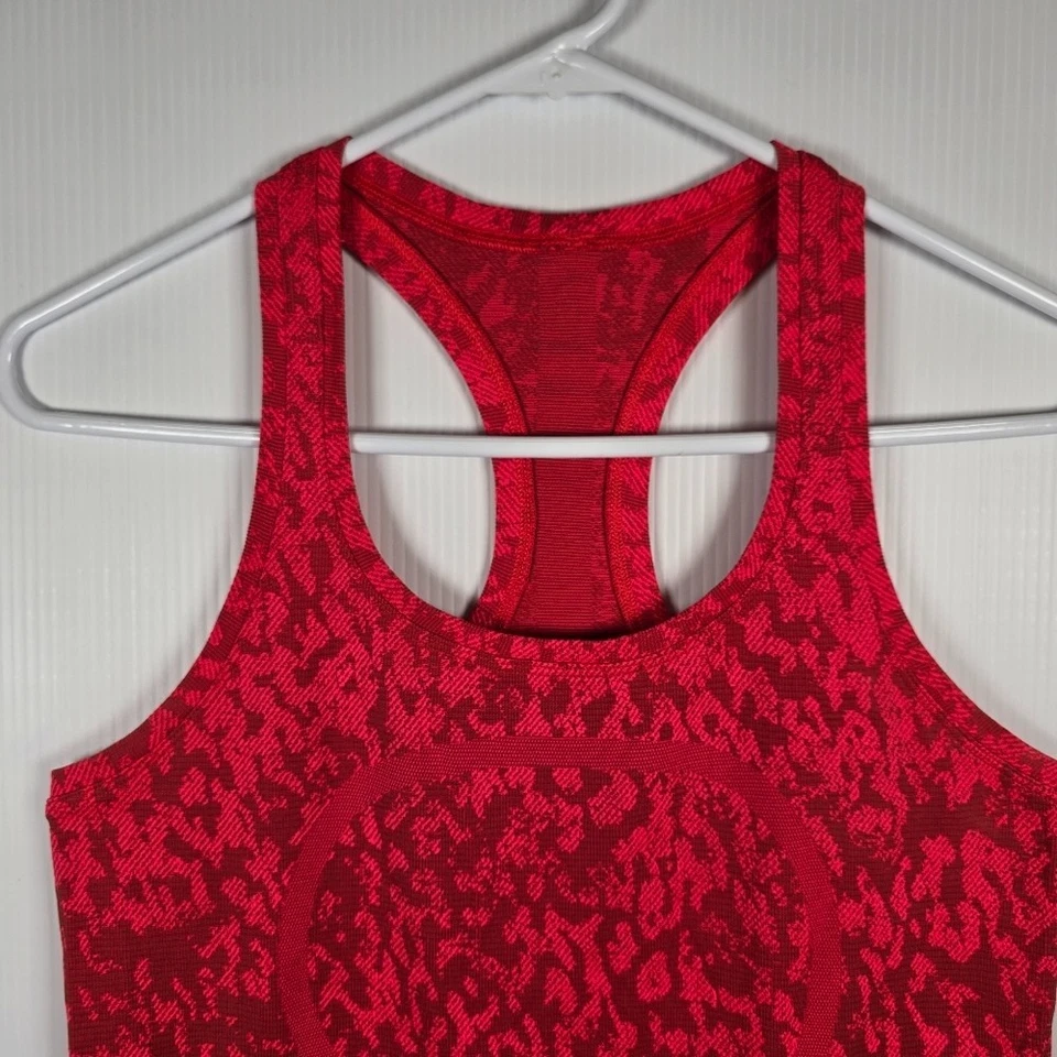 Camiseta sin mangas Lululemon Swiftly Tech espalda cruzada 2.0 camuflada roja roca/acampanada talla 6 nueva sin etiquetas Foto 3 de 4