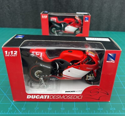 Ducati Desmosedici 2004 モデルキット Loris Cap 1:12 Newray Ducati Corse Desmosedici Set Troy Bayliss #12 & Loris