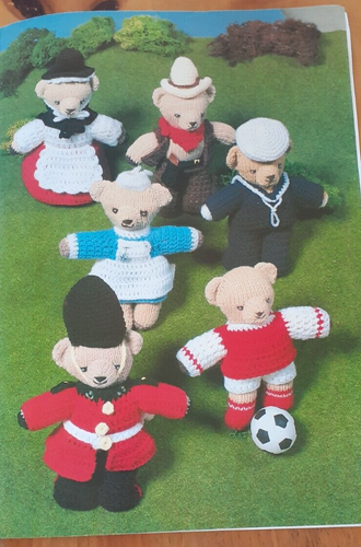 TEDDY BEARS PICNIC KNITTING PATTERNS BY SIRDAR - Picture 8 of 9