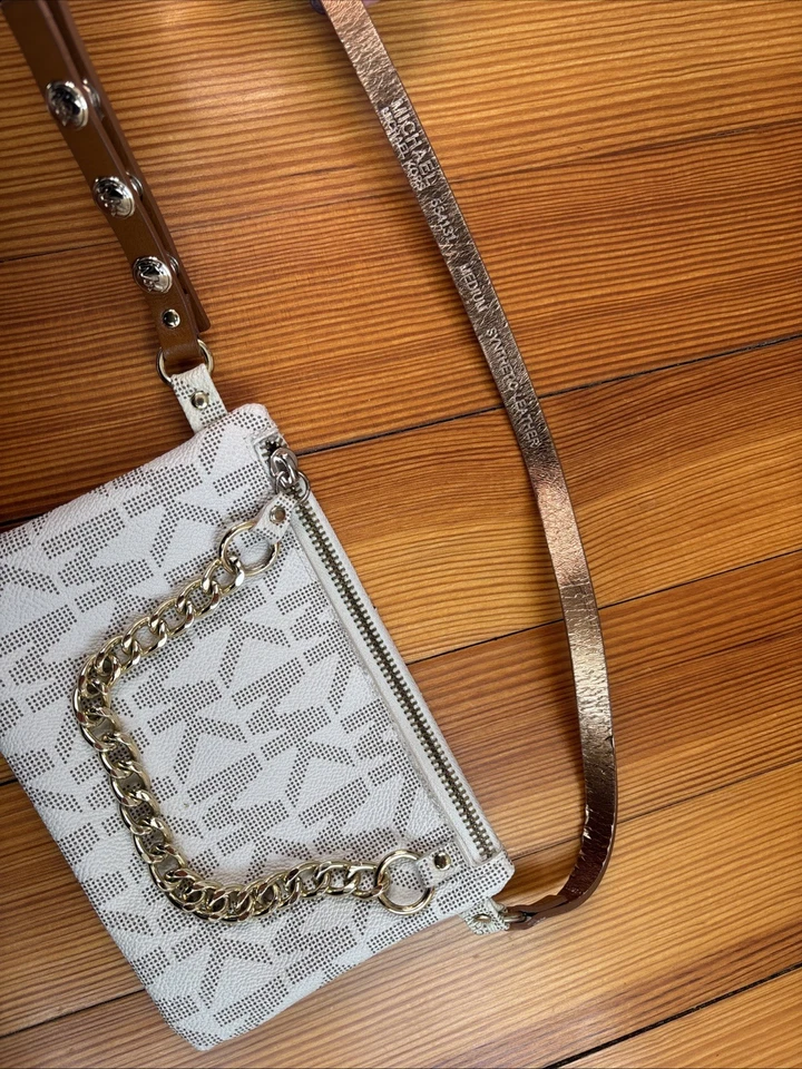 Riñonera Michael Kors Belt Bag blanca y dorada Foto 3 de 4