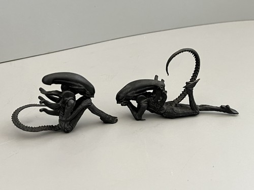 Lot of 2- ALIEN XENOMORPH BIG CHAP KOTOBUKIYA 2" Mini Figure Seated, Prone