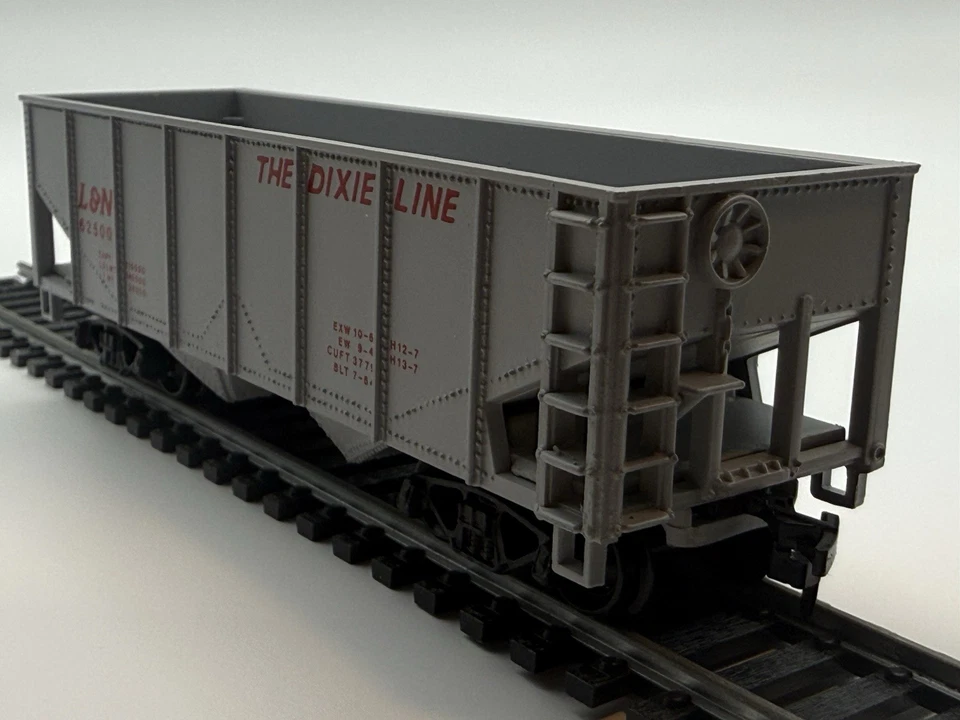 HO Model Power L&N Dixie Line 36’ 2-Bay Hopper – Knuckle Couplers USA - Image 4 of 4