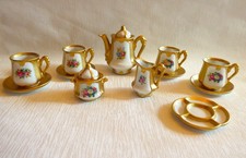 KAFFEESERVICE aus PORZELLAN  "NETTE DEKORATION für ANTIKE PORZELLANPUPPEN"