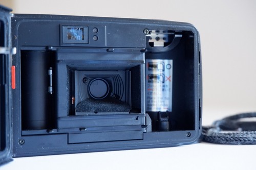 Yashica T4 Super Weatherproof 35mm Point & Shoot Film Camera - Picture 9 of 10