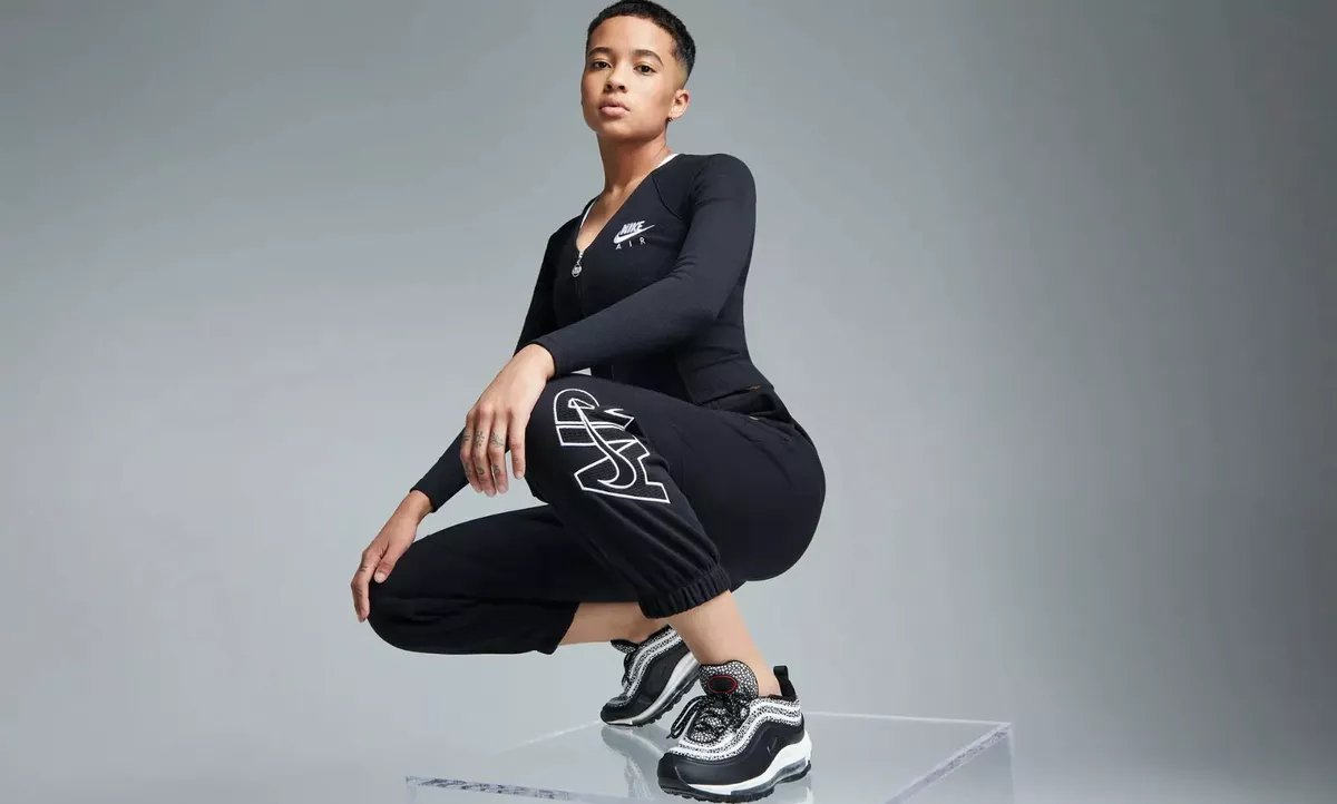 Girl wearing hot sale air max 97