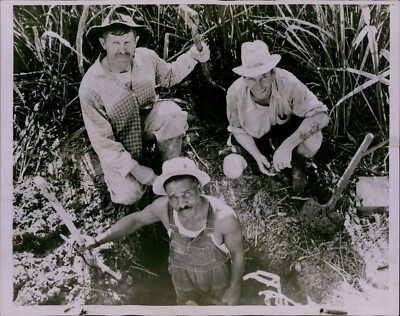 LG817 1938 Orig Photo TRIO DIGGING FOR BURIED GOLD San Antonio TX Prospectors