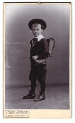 Fotografie Atelier Wertheim, Berlin, Oranienstrasse, Schulknabe mit Schulranzen 