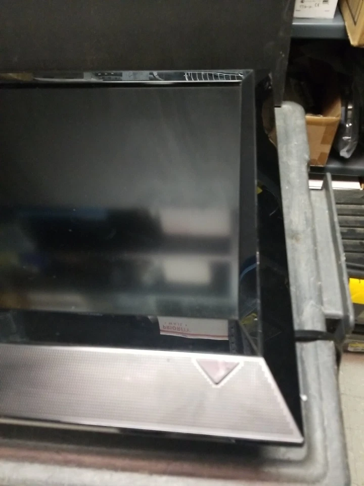 VIZIO E320VL 32-inch 720p LCD HDTV, missing stand & remote - Image 4 of 4