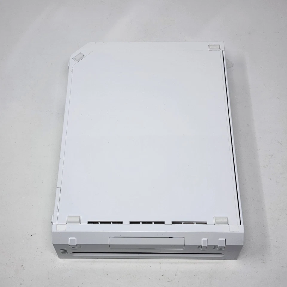 White Nintendo Wii + OEM Wii-Mote & Nunchuck w/ 2 Games - Tested - Image 3 of 4