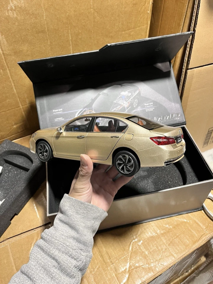 Modelo de coche Honda Accord Hybrid Mandarin Gold 2017 escala 1:18 con base Foto 3 de 4