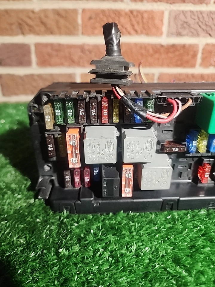 2008 - 2010 MERCEDES BENZ C63 AMG C350 C300 C250 FRONT SAM FUSE RELAY BOX MODULE - Image 2 of 4