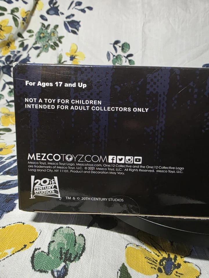 Figura Mezco Toyz Designer Series MDS Predator 2 Deluxe City Hunter - Sellada Foto 3 de 3