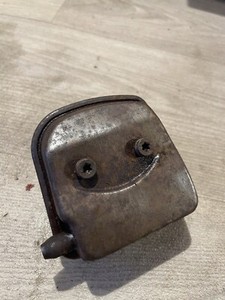 Auspuffschalldämpfer aus einem Stihl FS45 Strimmer (168)