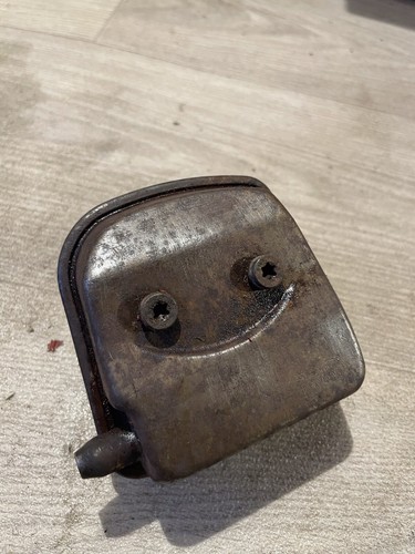 Auspuffschalldämpfer aus einem Stihl FS45 Strimmer (168)