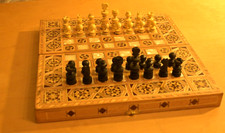 Schachspie, feinste Intarsien, Holzklappkassette, innen Backgammon