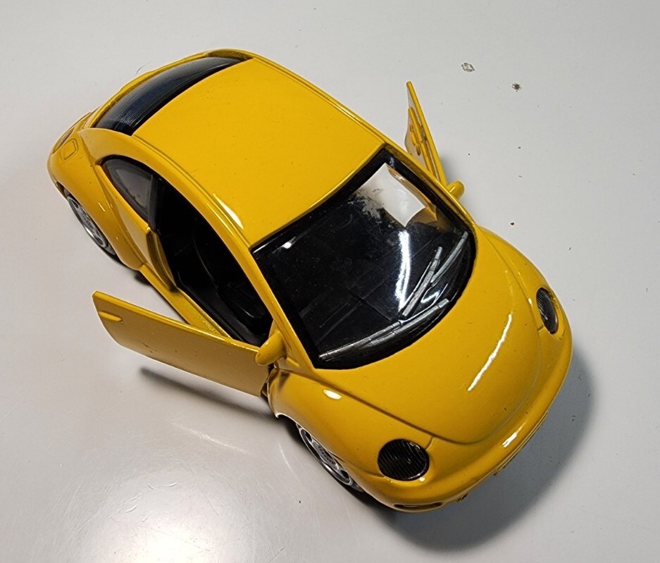 1999 SMART TOYS YELLOW VOLKSWAGEN VW BEETLE Bug Diecast/Plastic