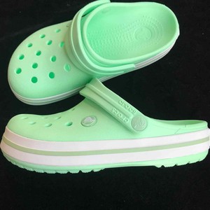 j4 size crocs