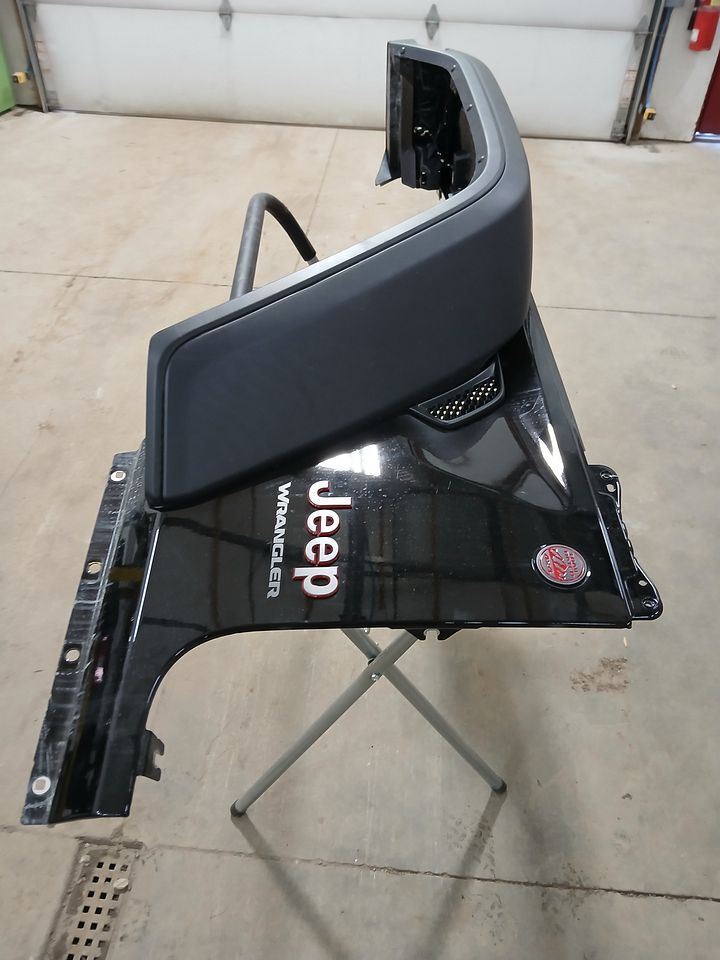 Driver Fender 2 Piece Design Fender Flare Opt MM2 Fits 18-20 WRANGLER 2951407