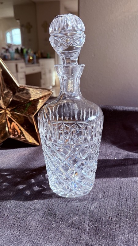 Clear Cut Glass Diamond Pattern Round Decanter with Stopper, Glossy Finish