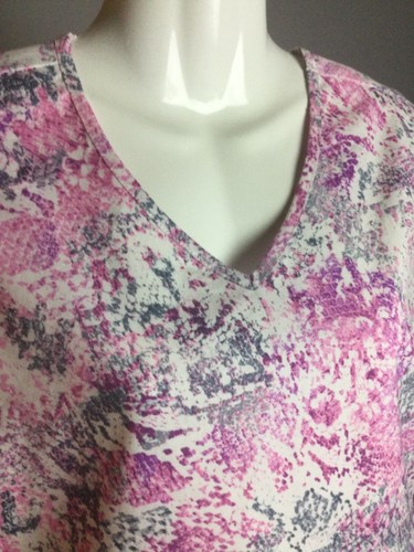 NWT SCRUBSTAR WOMEN’S V-NECK TOP   “A COLORFUL IMPRESSION” PRINT    PINK   SMALL - Picture 2 of 7